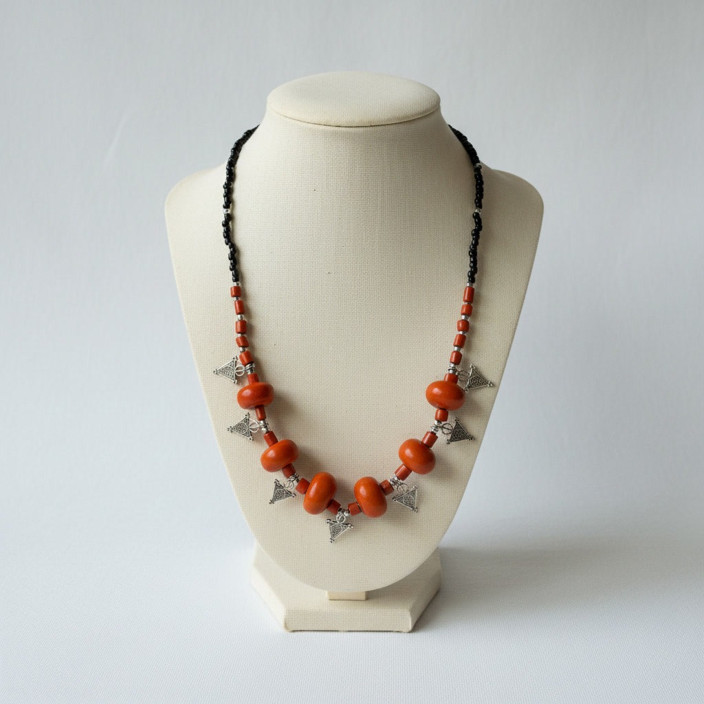 Collier Présence amazighe sur un buste clair